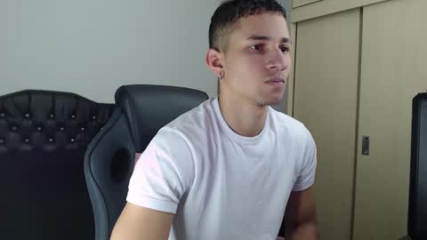 Snapshot of thin_tommy11 chatting on February 25, 10:29 pm thin_tommy11 online show from February 25, 10:29 pm