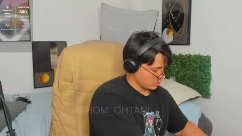 thom_ohtani online show from May 12, 1:36 am