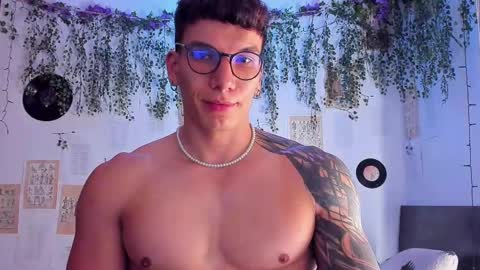 Snapshot of thomas_fuckboy chatting on March 9, 9:02 am Thomas Grey online show from March 9, 9:02 am