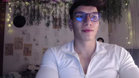 Snapshot of thomas_fuckboy chatting on December 6, 3:41 am Thomas Grey online show from December 6, 3:41 am
