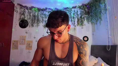 Snapshot of thomas_fuckboy chatting on January 30, 11:02 pm Thomas Grey online show from January 30, 11:02 pm