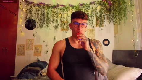 Snapshot of thomas_fuckboy chatting on February 5, 10:12 pm Thomas Grey online show from February 5, 10:12 pm