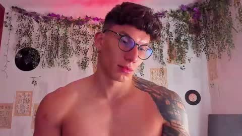 Snapshot of thomas_fuckboy chatting on March 4, 12:01 pm Thomas Grey online show from March 4, 12:01 pm