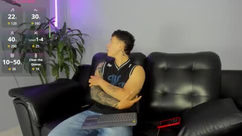 Snapshot of thomas_moon_ chatting on September 27, 9:12 pm Thomas online show from September 27, 9:12 pm