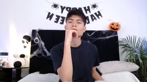 thomasbennett  online show from November 1, 1:59 pm