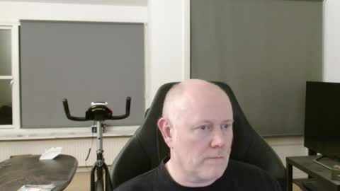 Snapshot of thomash32 chatting on October 6, 8:35 pm thomash32 online show from October 6, 8:35 pm