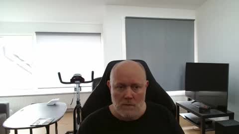 Snapshot of thomash32 chatting on October 1, 11:03 am thomash32 online show from October 1, 11:03 am