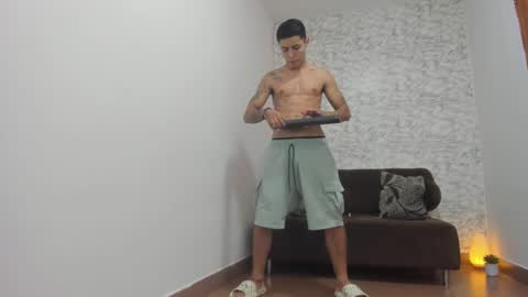 Snapshot of thomass_conor chatting on January 17, 2:39 am thomass_conor online show from January 17, 2:39 am