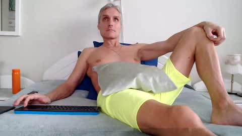 Daniel Bisexual uncut 20cm online show from October 19, 3:04 pm