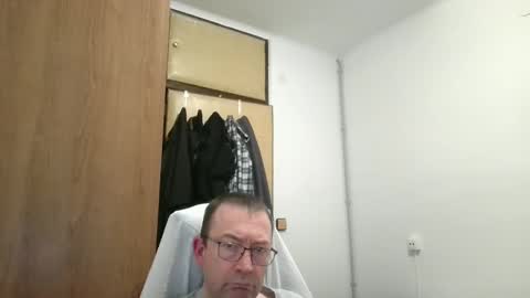 Snapshot of tolon408472 chatting on February 17, 12:54 am tolon408472 online show from February 17, 12:54 am