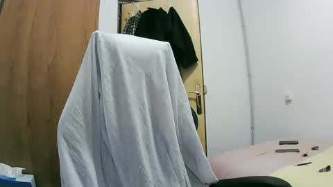 Snapshot of tolon408472 chatting on January 9, 1:29 am tolon408472 online show from January 9, 1:29 am