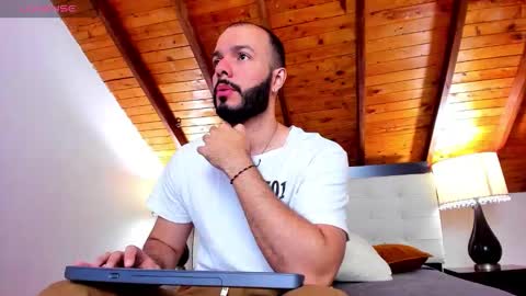 Snapshot of tom_bailey_ chatting on November 1, 1:04 pm online show from November 1, 1:04 pm