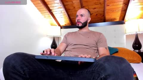 Snapshot of tom_bailey_ chatting on October 19, 2:09 pm online show from October 19, 2:09 pm