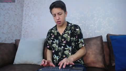 Tom online show from April 16, 8:31 pm