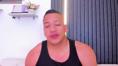 Snapshot of tom_muscle1 chatting on October 1, 12:31 pm Tom muscle1 online show from October 1, 12:31 pm