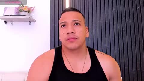 Snapshot of tom_muscle1 chatting on October 10, 12:21 pm Tom muscle1 online show from October 10, 12:21 pm