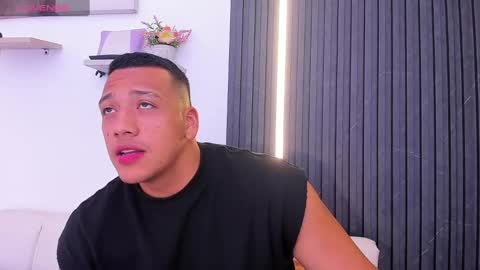 Snapshot of tom_muscle1 chatting on September 29, 12:24 pm Tom muscle1 online show from September 29, 12:24 pm