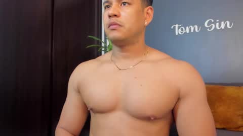Snapshot of tom_sin_ chatting on February 17, 8:58 pm Tom Sin online show from February 17, 8:58 pm