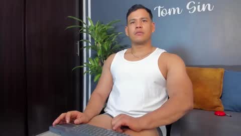 Snapshot of tom_sin_ chatting on February 21, 10:04 pm Tom Sin online show from February 21, 10:04 pm