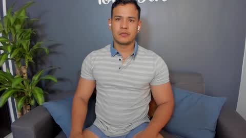 Snapshot of tom_sin_ chatting on December 9, 8:50 pm Tom Sin online show from December 9, 8:50 pm