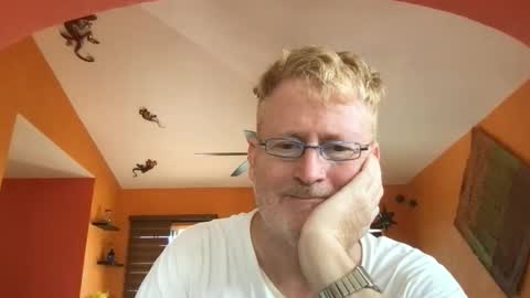 Snapshot of tomascausa chatting on October 20, 7:40 pm Hola online show from October 20, 7:40 pm