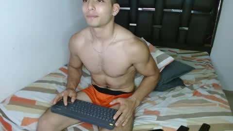 tomaz_18 online show from April 22, 7:18 pm