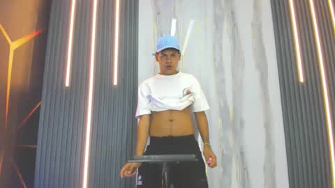 tommy_bigcock19 online show from November 30, 8:00 pm