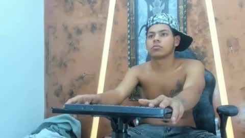 tommy_bigcock19 online show from November 14, 2:48 am