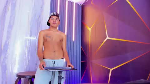 tommy_bigcock19 online show from November 12, 7:08 pm