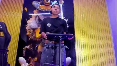 tommy_bigcock19 online show from November 17, 12:30 pm