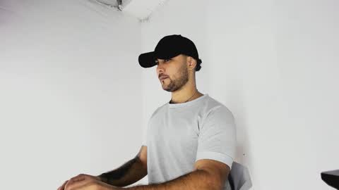 Snapshot of tommy_sccott chatting on October 31, 2:24 am tommy_sccott online show from October 31, 2:24 am