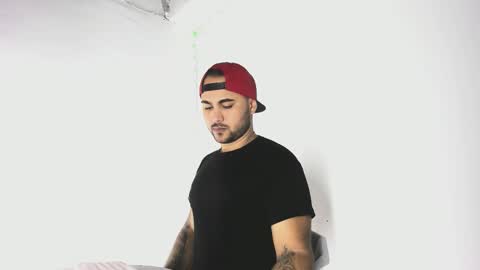 Snapshot of tommy_sccott chatting on October 15, 2:19 am tommy_sccott online show from October 15, 2:19 am