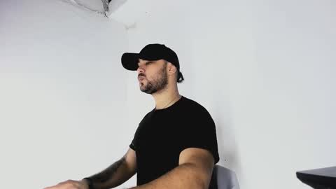 Snapshot of tommy_sccott chatting on October 25, 1:40 am tommy_sccott online show from October 25, 1:40 am