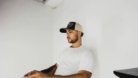 Snapshot of tommy_sccott chatting on November 2, 2:38 am tommy_sccott online show from November 2, 2:38 am