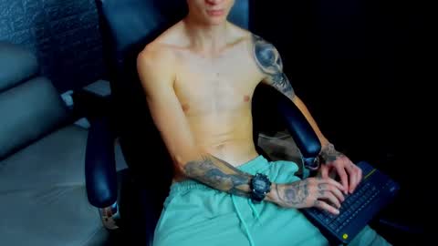 Snapshot of tommy_slater chatting on February 18, 12:59 am Tommy Slater online show from February 18, 12:59 am
