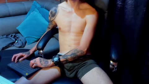 Snapshot of tommy_slater chatting on January 29, 5:56 pm Tommy Slater online show from January 29, 5:56 pm