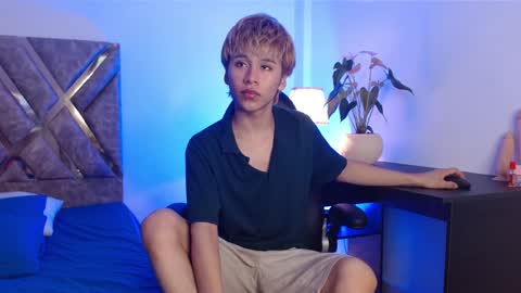 Snapshot of tommyfoxboy chatting on January 19, 2:17 pm Tommy Foxboy online show from January 19, 2:17 pm