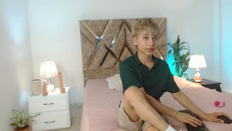 Snapshot of tommyfoxboy chatting on December 4, 12:25 pm Tommy Foxboy online show from December 4, 12:25 pm