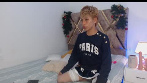 Snapshot of tommyfoxboy chatting on December 24, 2:23 pm Tommy Foxboy online show from December 24, 2:23 pm
