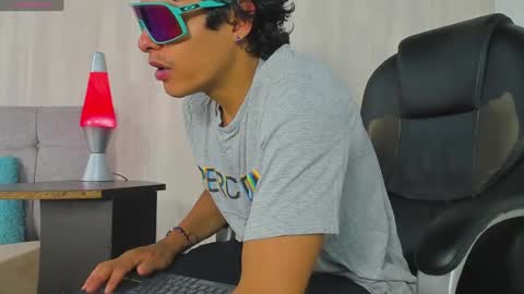 tommyhot7 online show from June 12, 9:12 pm