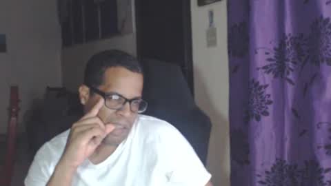 Snapshot of toni2814 chatting on February 6, 2:33 am Antonio online show from February 6, 2:33 am