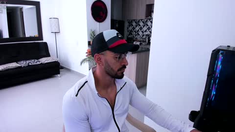 Snapshot of tony_muscle1 chatting on February 7, 12:17 pm tony muscle1 online show from February 7, 12:17 pm