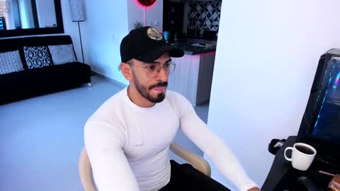 Snapshot of tony_muscle1 chatting on January 17, 10:27 pm tony muscle1 online show from January 17, 10:27 pm