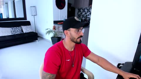 Snapshot of tony_muscle1 chatting on January 7, 10:08 pm tony muscle1 online show from January 7, 10:08 pm