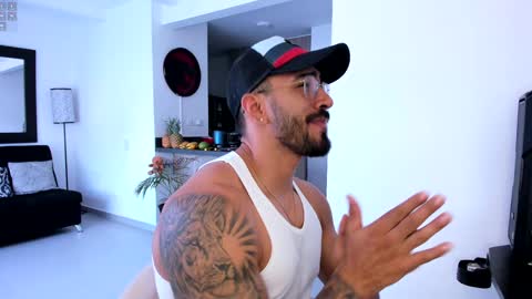 Snapshot of tony_muscle1 chatting on January 18, 9:02 pm tony muscle1 online show from January 18, 9:02 pm