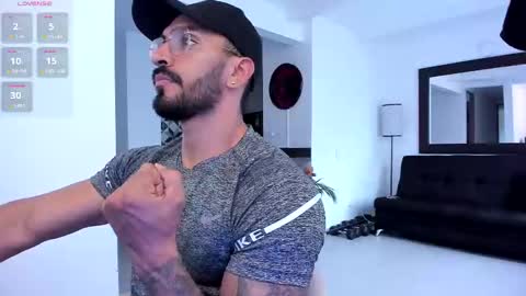 Snapshot of tony_muscle1 chatting on February 17, 9:19 pm tony muscle1 online show from February 17, 9:19 pm