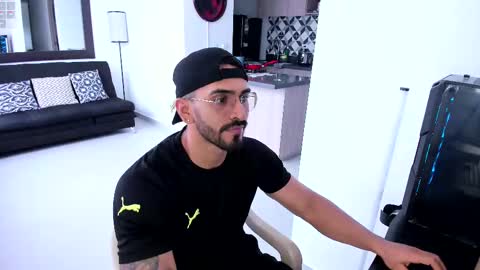 Snapshot of tony_muscle1 chatting on February 10, 8:31 pm tony muscle1 online show from February 10, 8:31 pm