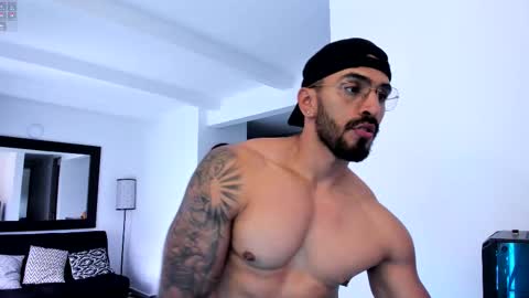 Snapshot of tony_muscle1 chatting on February 15, 9:39 pm tony muscle1 online show from February 15, 9:39 pm