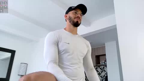 Snapshot of tony_muscle1 chatting on September 29, 10:16 pm tony muscle1 online show from September 29, 10:16 pm