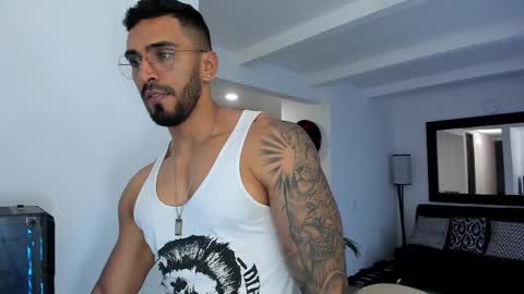 Snapshot of tony_muscle1 chatting on February 24, 10:36 pm tony muscle1 online show from February 24, 10:36 pm
